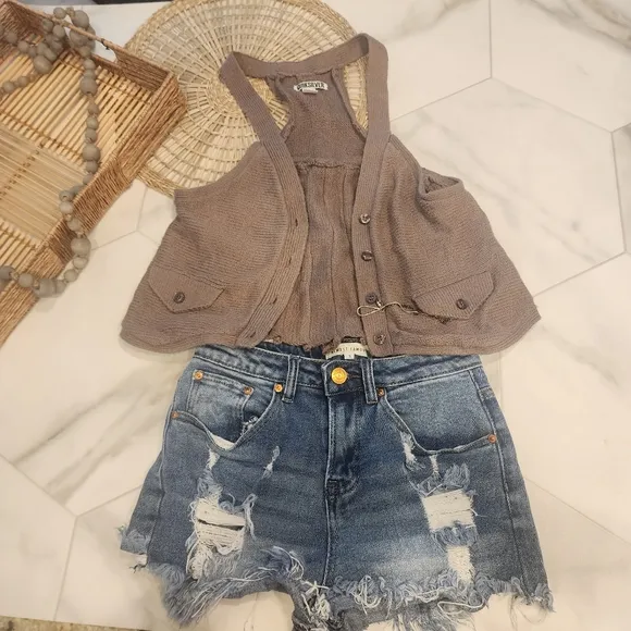 Quicksilver, size S, CUTEST EVER taupe button up vest/cardi w/pockets &amp; chain