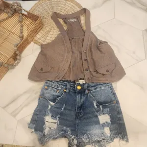 Quicksilver, size S, CUTEST EVER taupe button up vest/cardi w/pockets &amp; chain