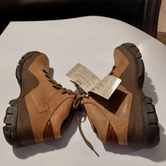Roots Brown  Mens Hiking Boots with Lace-Up Design. NWT. Size 8