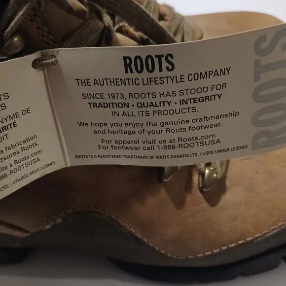 Roots Brown  Mens Hiking Boots with Lace-Up Design. NWT. Size 8