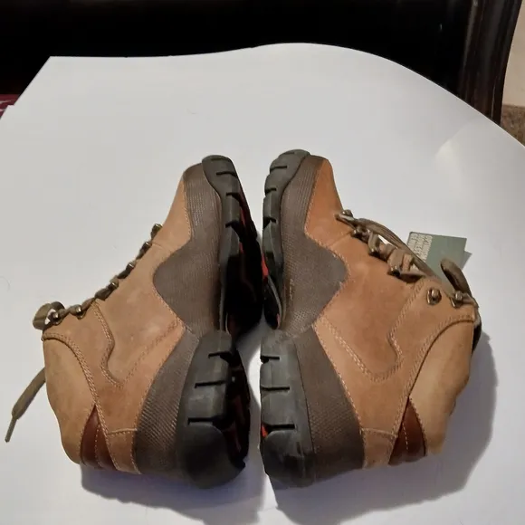 Roots Brown  Mens Hiking Boots with Lace-Up Design. NWT. Size 8