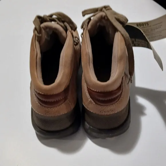 Roots Brown  Mens Hiking Boots with Lace-Up Design. NWT. Size 8