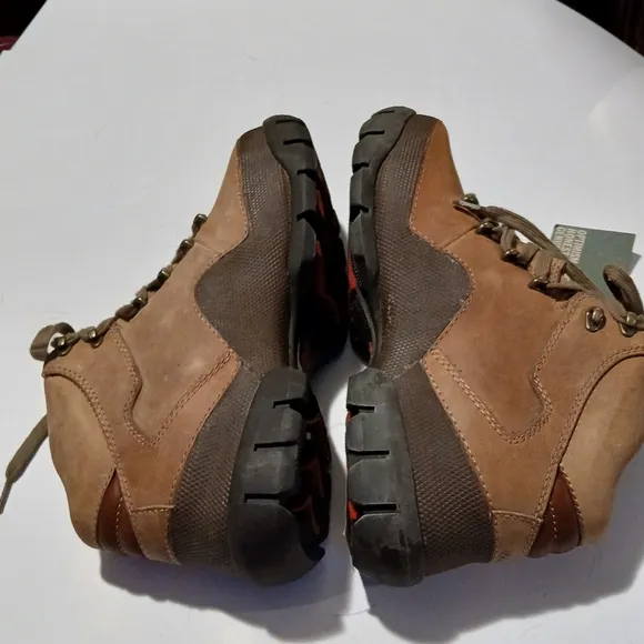 Roots Brown  Mens Hiking Boots with Lace-Up Design. NWT. Size 8