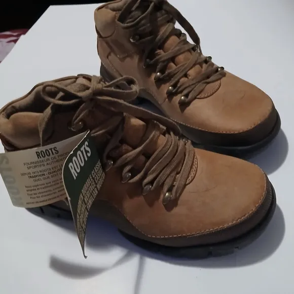 Roots Brown  Mens Hiking Boots with Lace-Up Design. NWT. Size 8