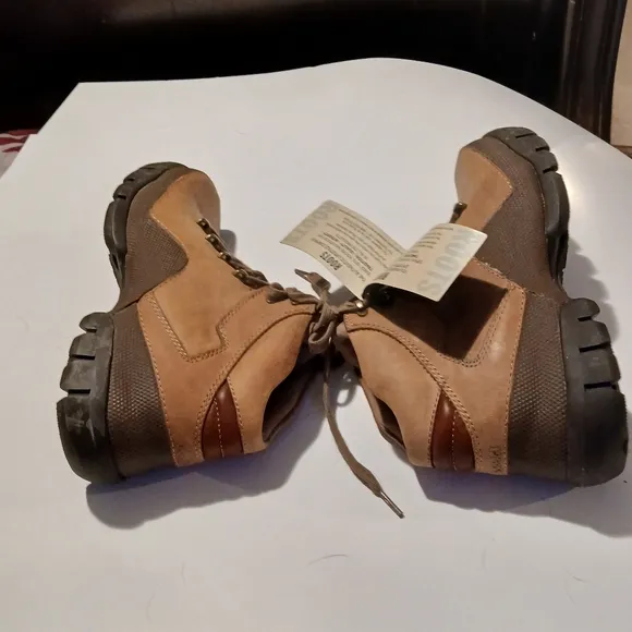 Roots Brown  Mens Hiking Boots with Lace-Up Design. NWT. Size 8