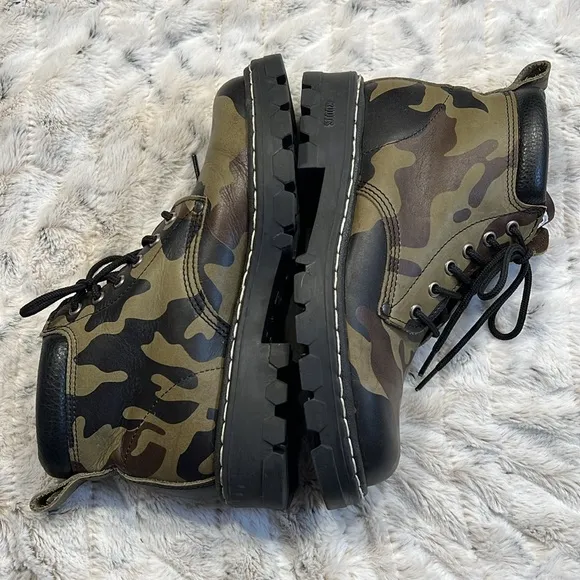 ROOTS Tuff Canada Camouflage Boots Sz-9