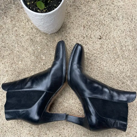 Salvatore Ferragamo Black Leather Ankle Boots Booties Size 6 Italy Designer