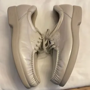 SAS PEARL BONE COLORED COMFORT SHOES.  NEW