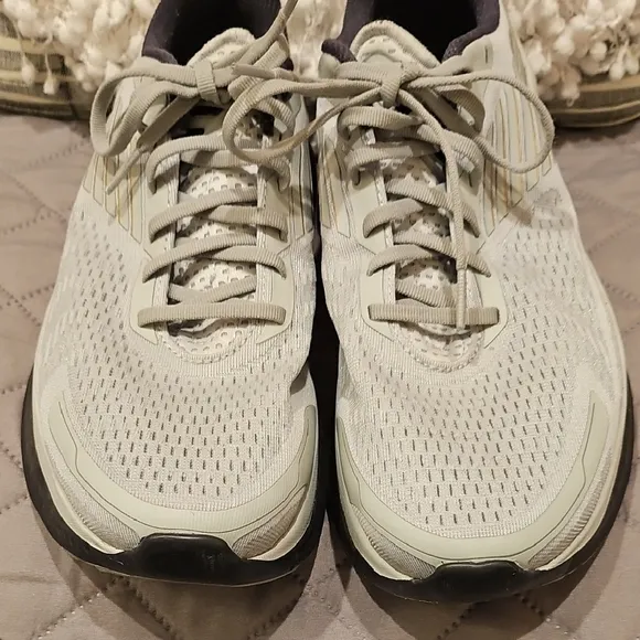 Saucony Athletic Shoes with Breathable Fabric and Curved Sole
