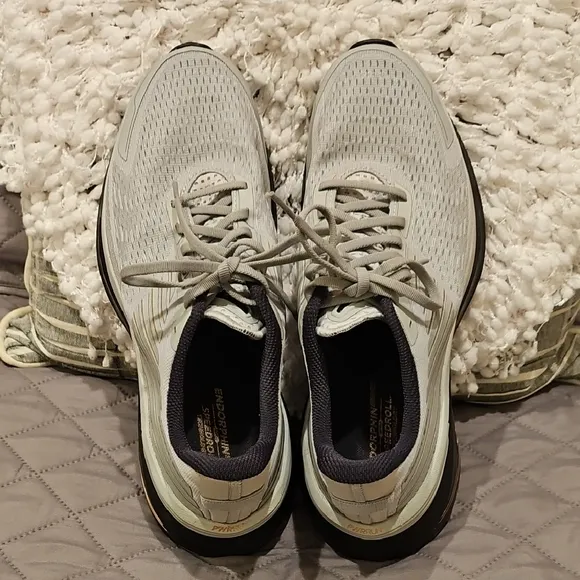Saucony Athletic Shoes with Breathable Fabric and Curved Sole