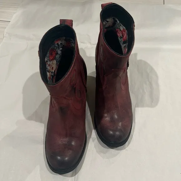 Seychelles Western Ankle Boots Womens 9.5 Red Maroon Distressed Leather Pull On