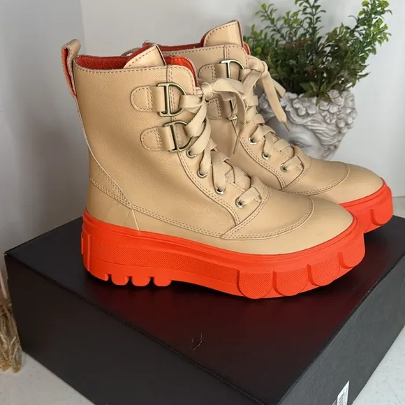 Sorel Caribou lace up boots in camel Sz 7.5