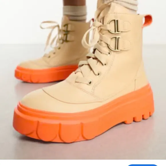 Sorel Caribou lace up boots in camel Sz 7.5