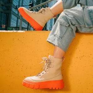 Sorel Caribou lace up boots in camel Sz 7.5