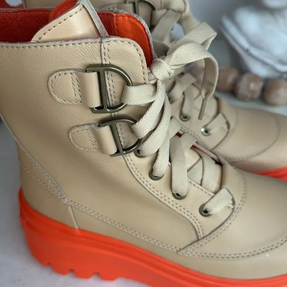 Sorel Caribou lace up boots in camel Sz 7.5