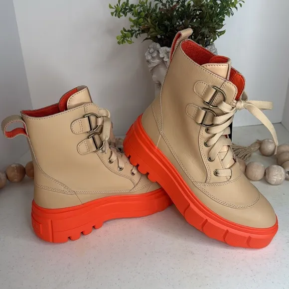 Sorel Caribou lace up boots in camel Sz 7.5