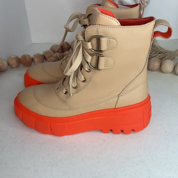 Sorel Caribou lace up boots in camel Sz 7.5