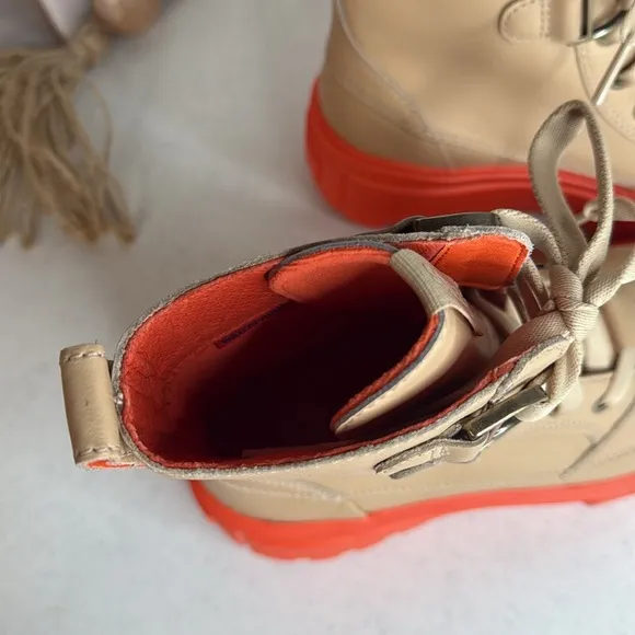 Sorel Caribou lace up boots in camel Sz 7.5
