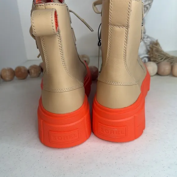 Sorel Caribou lace up boots in camel Sz 7.5