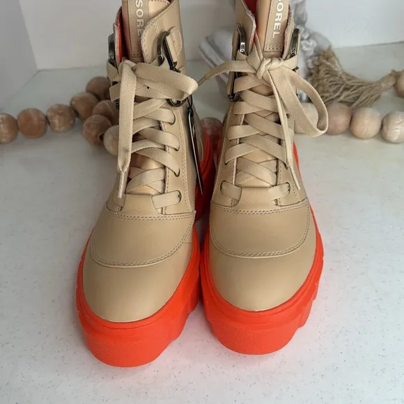 Sorel Caribou lace up boots in camel Sz 7.5