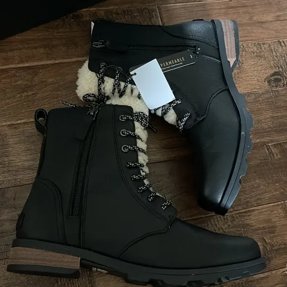 Sorel Emilie Short Lace Cozy Waterproof Boots in Black size 9.5