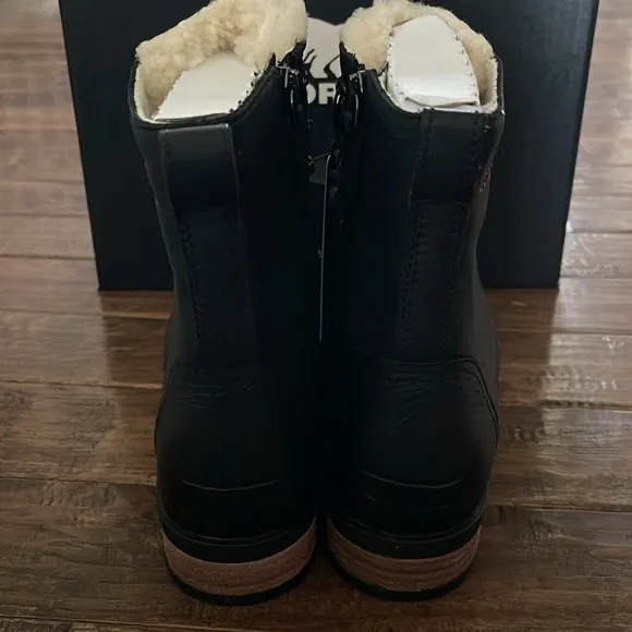 Sorel Emilie Short Lace Cozy Waterproof Boots in Black size 9.5