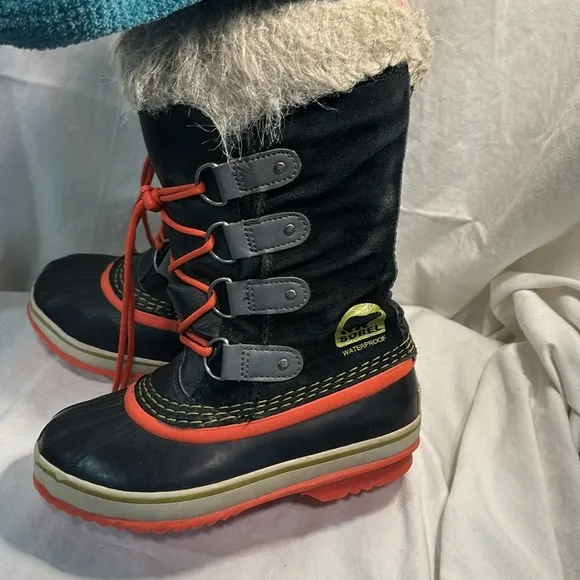Sorel Joan of Arctic Insulated Waterproof Winter Boots Faux Fur Youth size 2