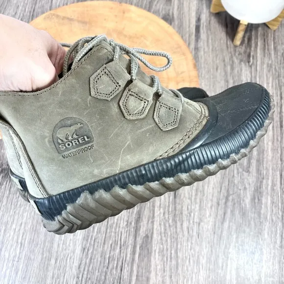 *Sorel | Out N About Plus Duck Boots in black and Olive Size 6