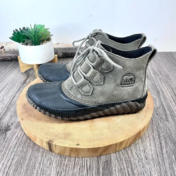 *Sorel | Out N About Plus Duck Boots in black and Olive Size 6