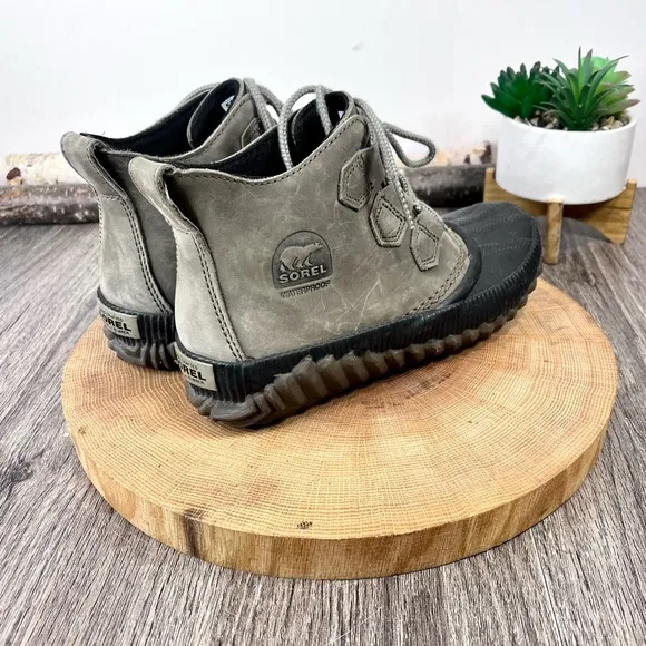 *Sorel | Out N About Plus Duck Boots in black and Olive Size 6