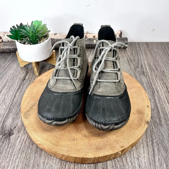 *Sorel | Out N About Plus Duck Boots in black and Olive Size 6
