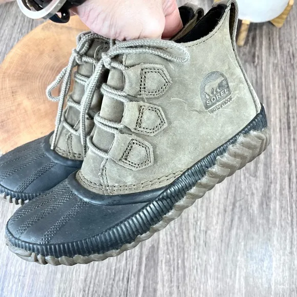 *Sorel | Out N About Plus Duck Boots in black and Olive Size 6