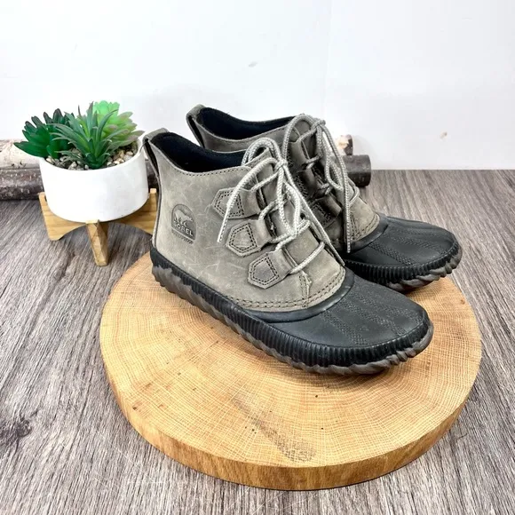 *Sorel | Out N About Plus Duck Boots in black and Olive Size 6