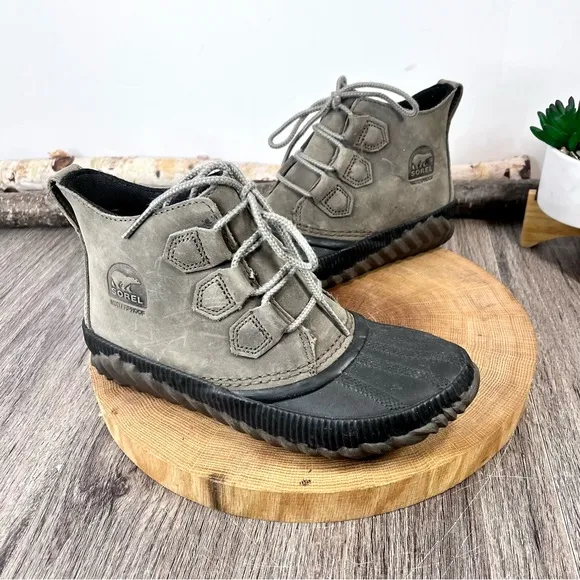 *Sorel | Out N About Plus Duck Boots in black and Olive Size 6