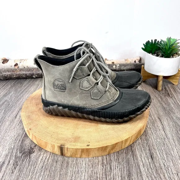 *Sorel | Out N About Plus Duck Boots in black and Olive Size 6