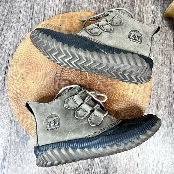 *Sorel | Out N About Plus Duck Boots in black and Olive Size 6
