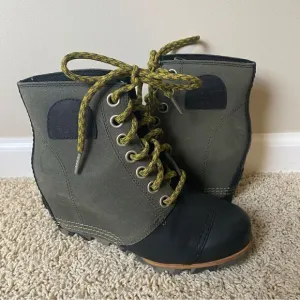 Sorel PDX Wedge Boots Lace Up Lexie Wedge Peatmoss Green Black 6 waterproof
