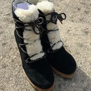 Sorel winter artic wedge boot lace up black suede gum bottom faux fur