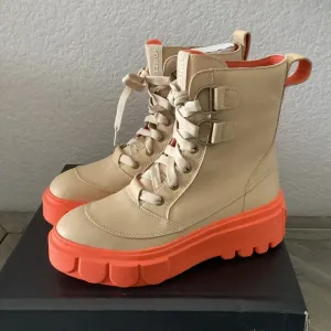 SOREL Women's Caribou Lace-Up WP Boots, size 7.5