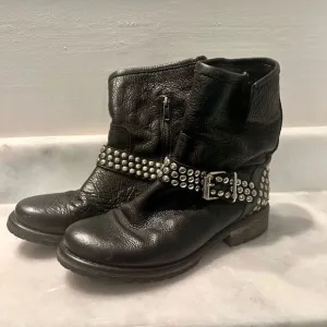 Steve Madden Pebbled Leather Frankie Black Silver Studded Moto Boots Size 10