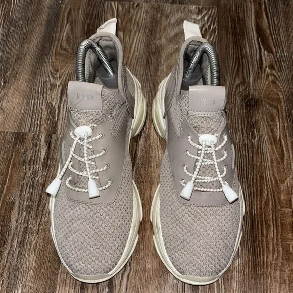 Steve Madden woman’s athletic shoes lite weight breathable mesh size 8M.