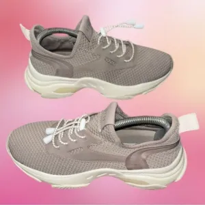 Steve Madden woman’s athletic shoes lite weight breathable mesh size 8M.
