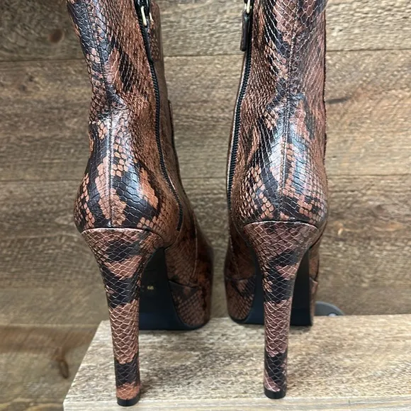 STUART WEITZMAN  Dancefloor 130 Bootie Size 6