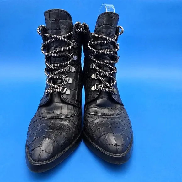 Stuart Weitzman x Gigi Hadid Ankle Booties   Lace Up Pointed Toe Size 7 EUC