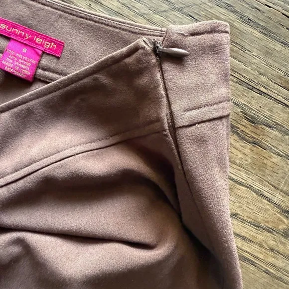Sunny Leigh Brown Pencil SkirtSize 6 | Classic &amp; Versatile Office Wear