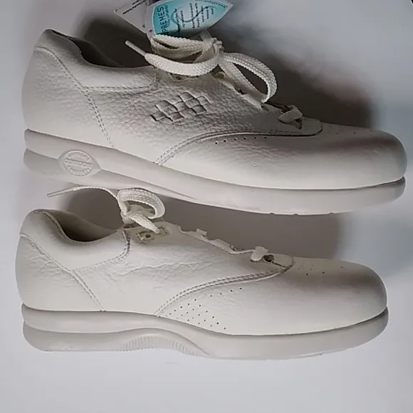 SUPREMES BY SOFT SPORT LEATHER UPPER WOMEN'S SHOES SIZE 9W