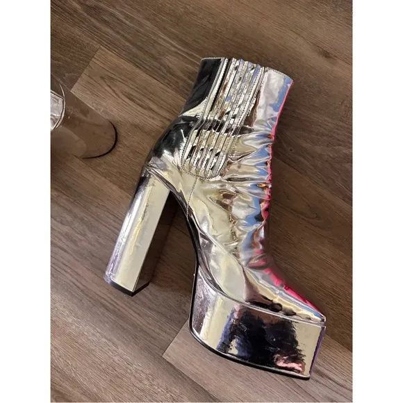 Syro Men’s Silver Patent Leather Heels - size 10