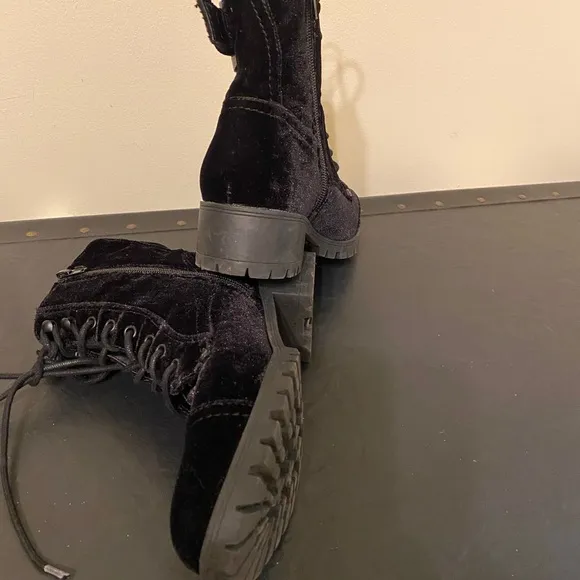 Timberland Black Nubuck Leather/Velvet Cuff Women’s Boots Size 7.5
