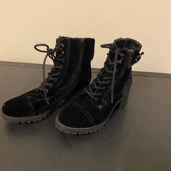 Timberland Black Nubuck Leather/Velvet Cuff Women’s Boots Size 7.5