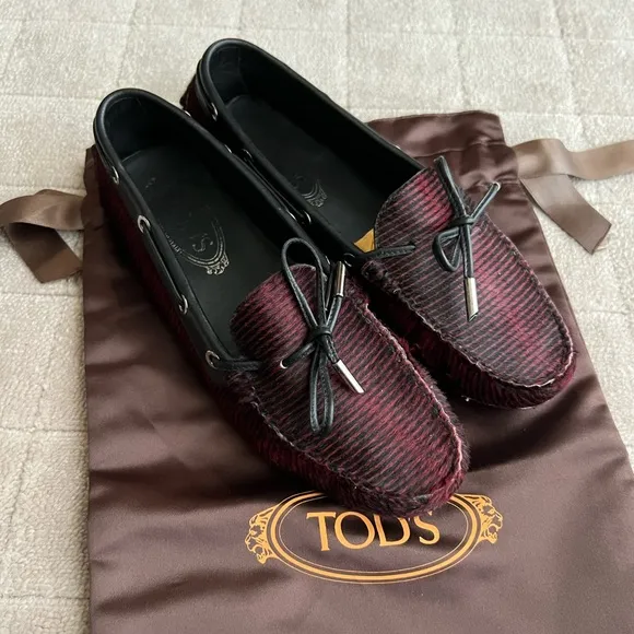 Tod’s Gommino Driving Shoes in Maroon/Black Fur. Size 38.